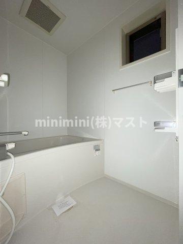 バス・シャワールーム　中部屋は小窓無し
