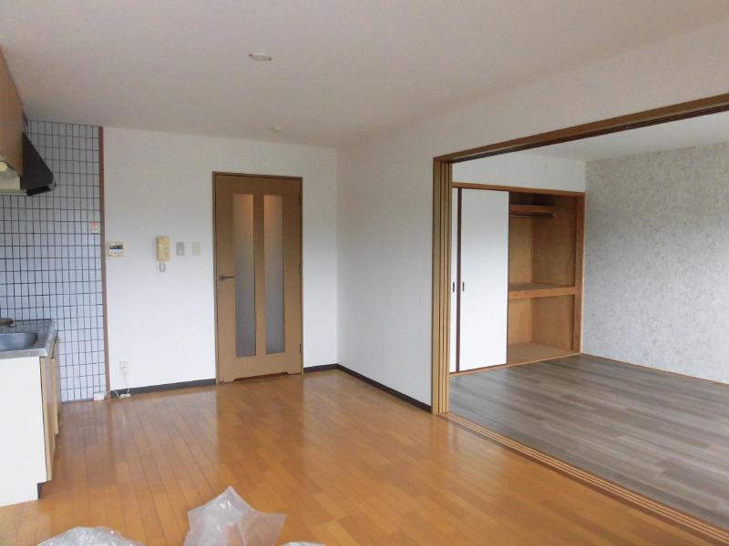 リージングマンション A棟の居間写真