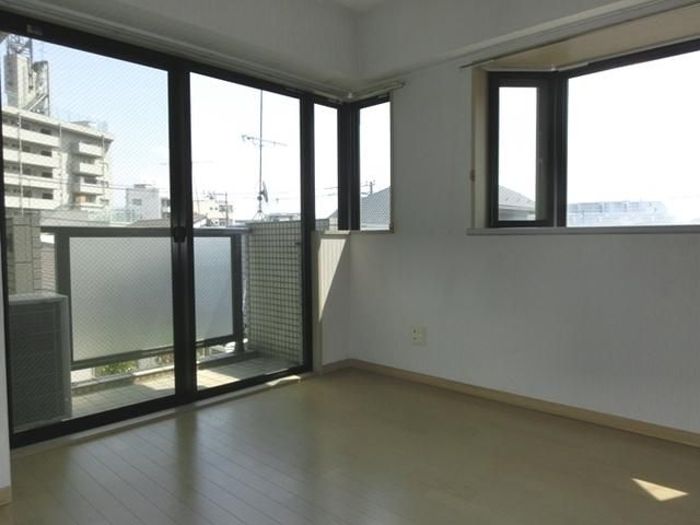 居室・リビング　★角部屋3面採光で明るいお部屋です★