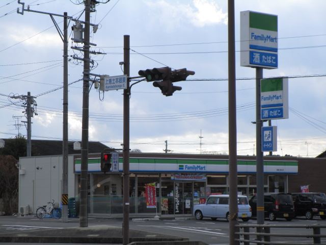 コンビニ　ファミリーマート（コンビニ）まで950m