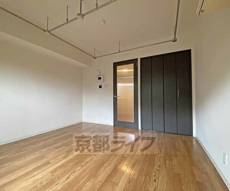 居室・リビング　賀茂川がお散歩コースになる自然豊かな立地です。８．５帖...