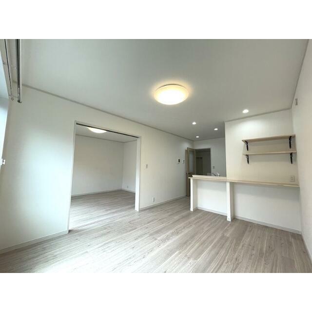居室・リビング　ナチュラルな木目調の床材・建具を使用しており、温かい空間を演