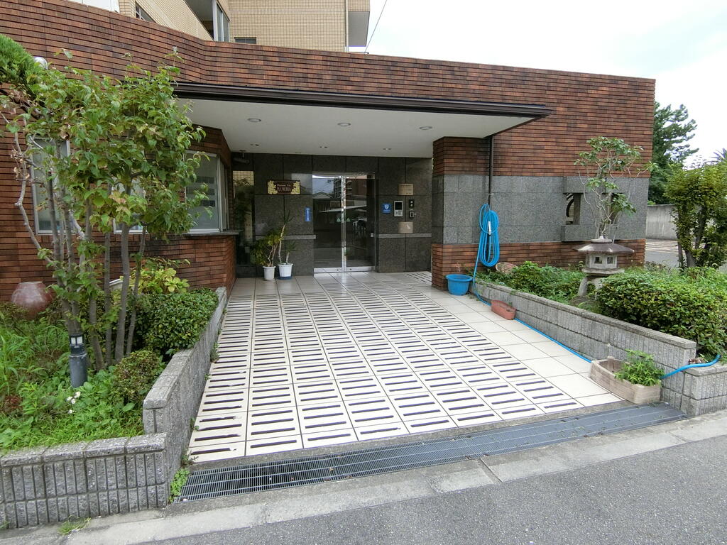地下鉄御堂筋線 東三国駅 徒歩10分 8階建 築27年の外観写真