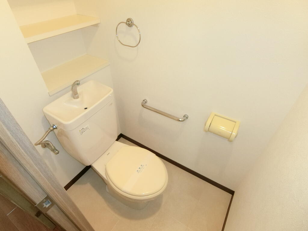 地下鉄御堂筋線 東三国駅 徒歩10分 8階建 築27年のトイレ写真