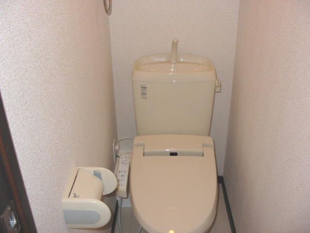 トイレ　温水洗浄便座です。