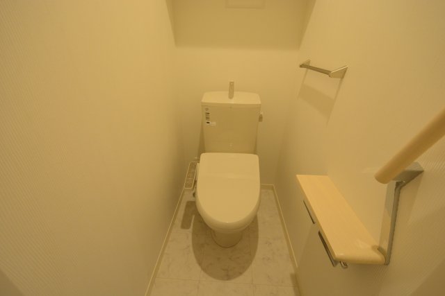トイレ　温水洗浄便座付きのトイレです♪