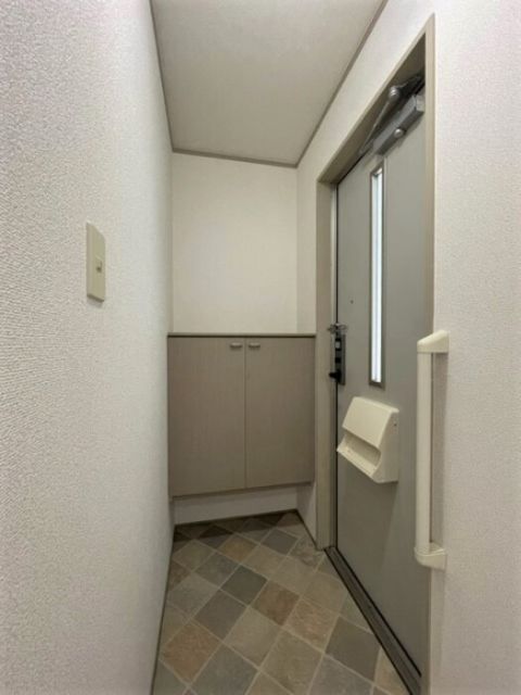 ＪＲ山陽本線 五日市駅 バス乗車時間：17分 最寄りバス停で下車 徒歩7分 2階建 築28年の玄関写真