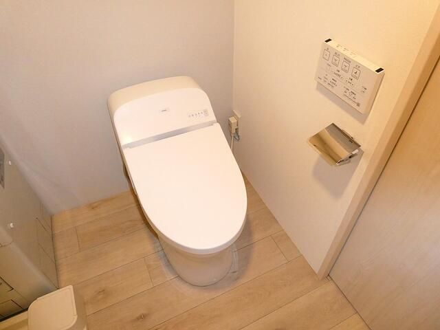 東急田園都市線 駒沢大学駅 徒歩7分 3階建 築8年のトイレ写真