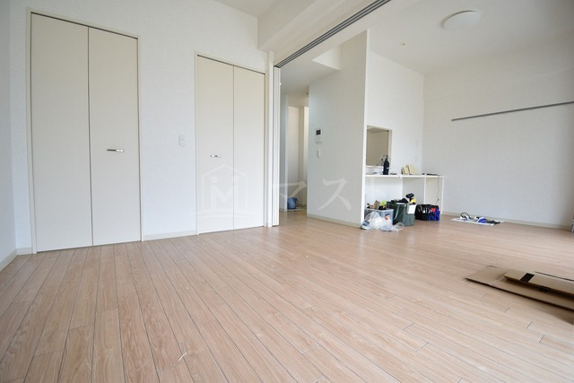 居室・リビング　同マンション他号室参考写真です