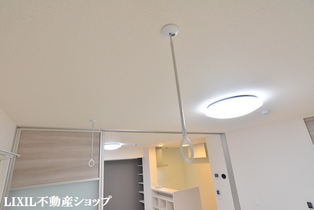 その他設備　南側洋室にはあると便利な室内物干し機能付です。