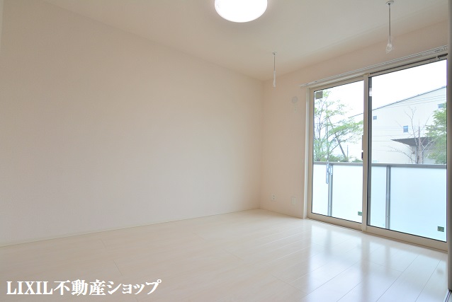 その他　南側６帖の洋室です。