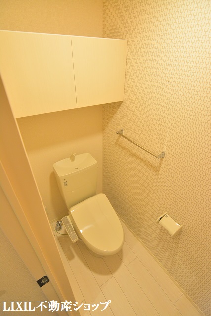 トイレ　上部に収納のある温水洗浄暖房便座のトイレです。