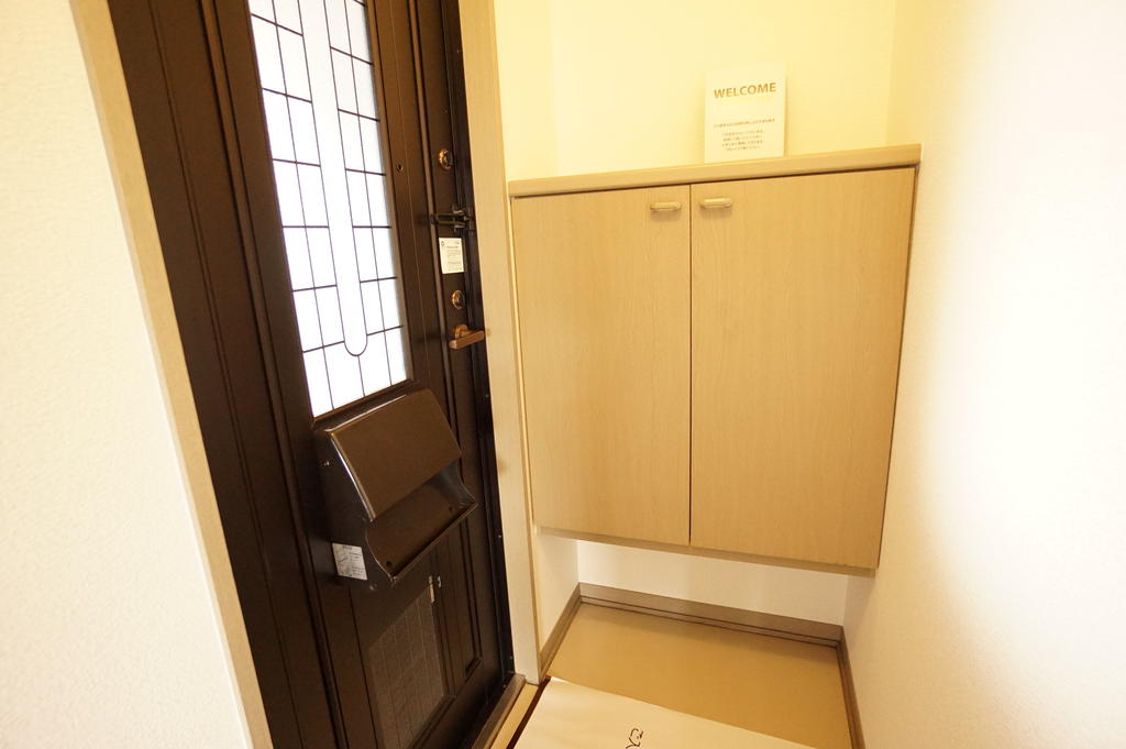 玄関　外の光が入る明るい玄関です！