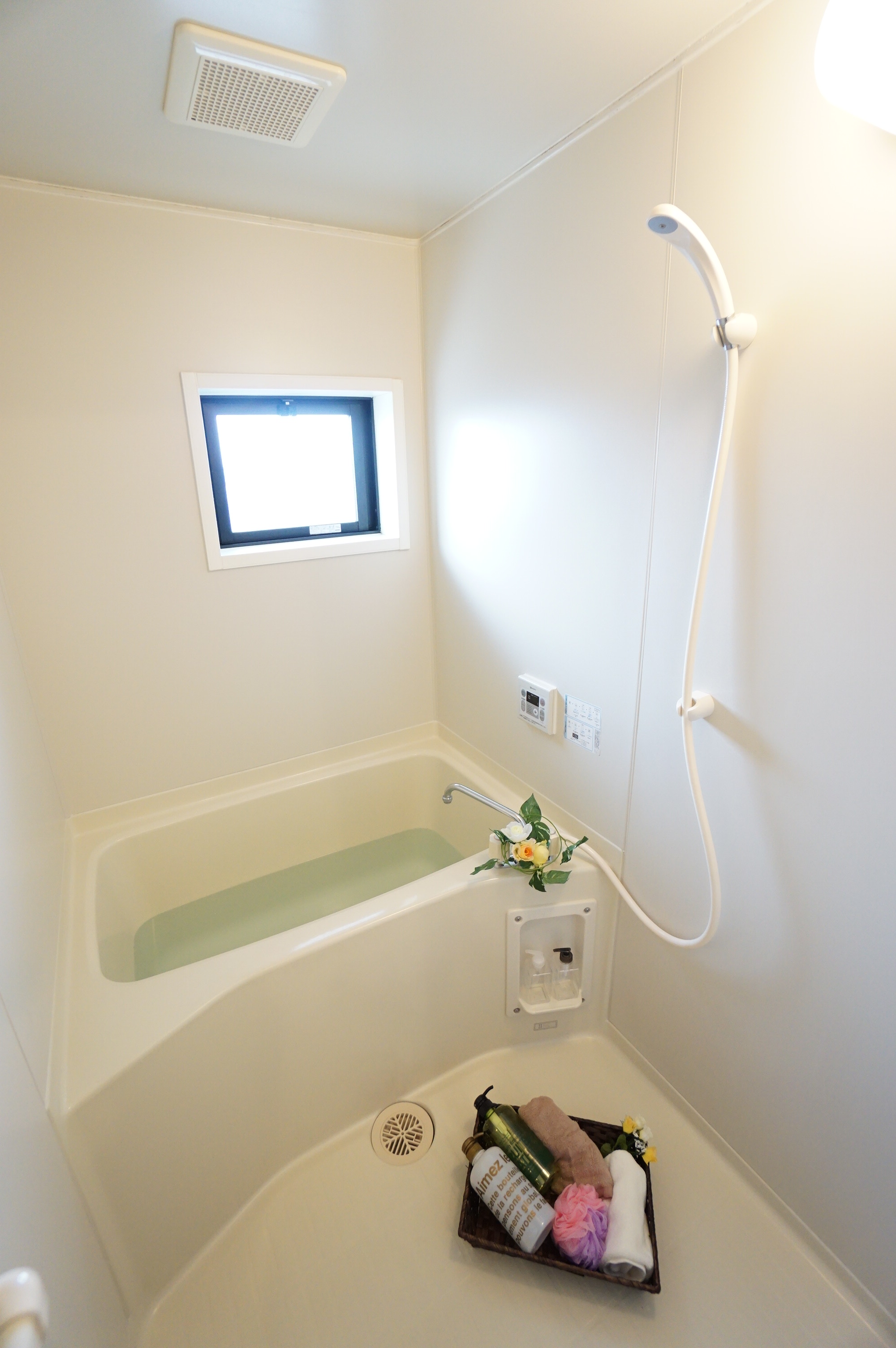 バス・シャワールーム　窓があるので湿気対策もバッチリです♪