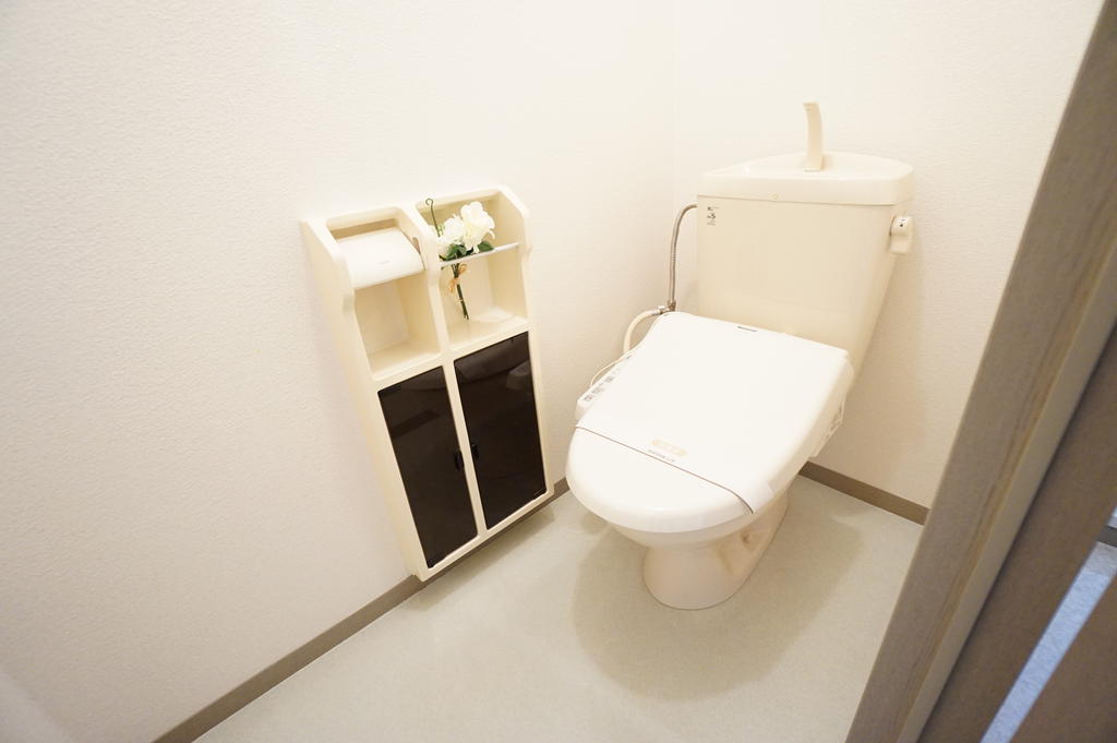 トイレ　物入れ付で便利です！