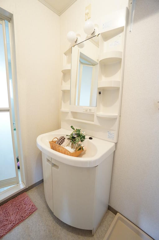 洗面設備　大きめの洗面台で、家族みんなで使えて便利です！