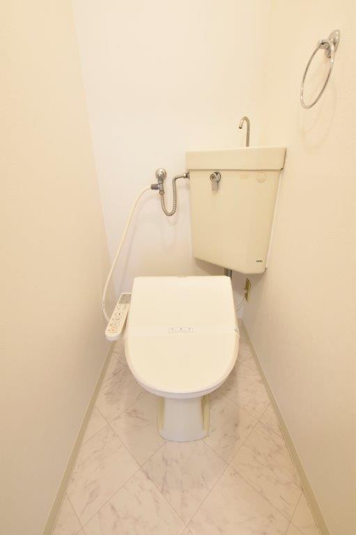 トイレ　温水洗浄便座付き