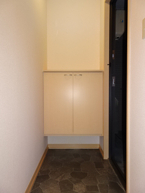 玄関　※画像は反転した間取りの201号室です