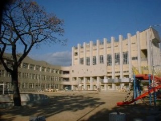 小学校　神戸市立若草小学校（小学校）まで620m