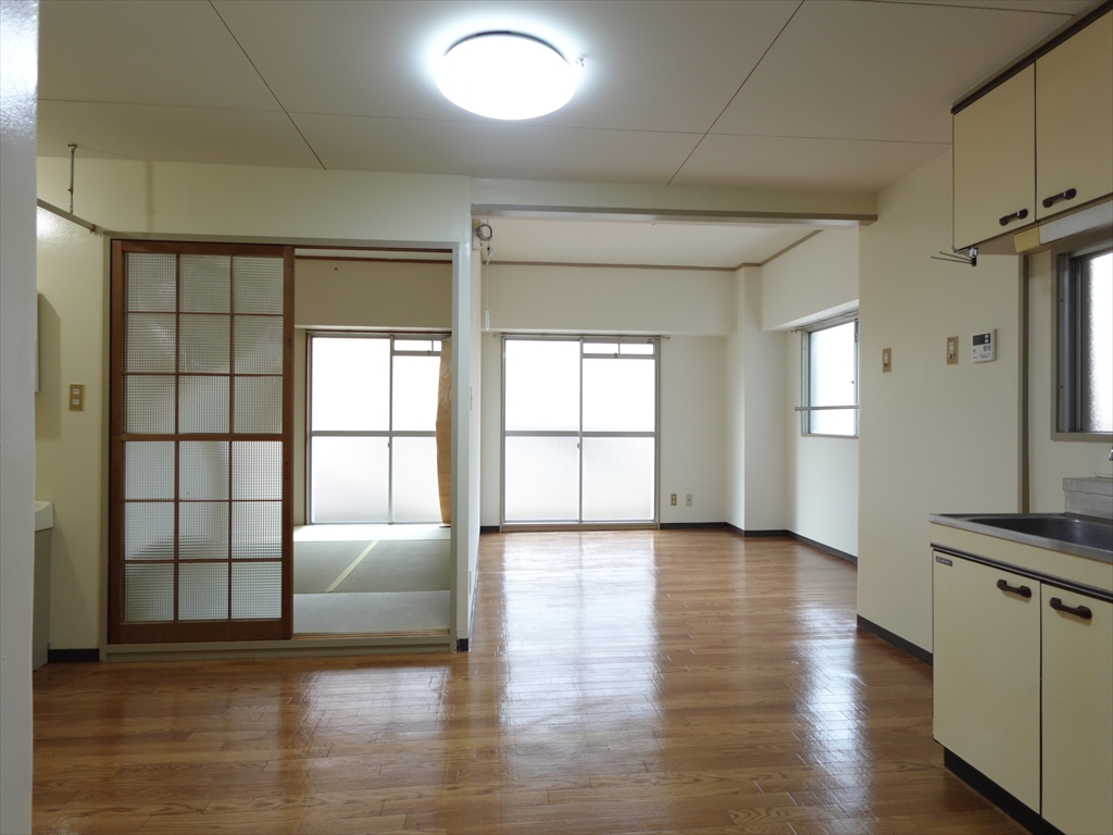 地下鉄東山線 栄駅 徒歩10分 10階建 築46年の居間写真