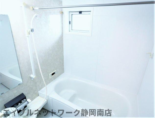 バス・シャワールーム　落ち着いた空間のお風呂です