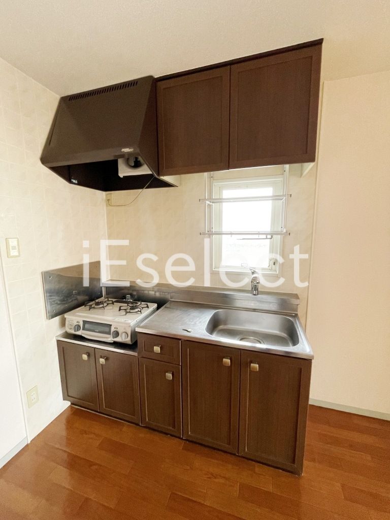 キッチン　窓がすぐ近くにあるので換気がしやすいです★