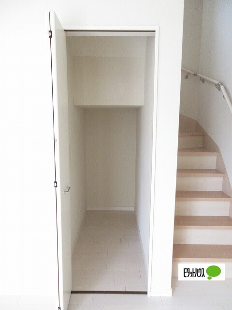 収納　階段下収納