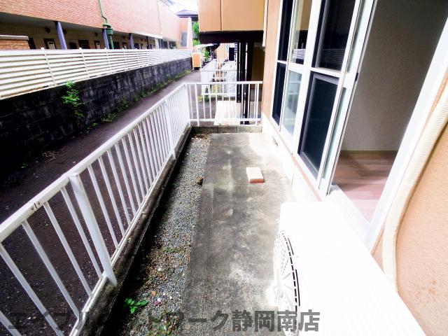 バルコニー　暖かな日差しのふりそそぐバルコニー