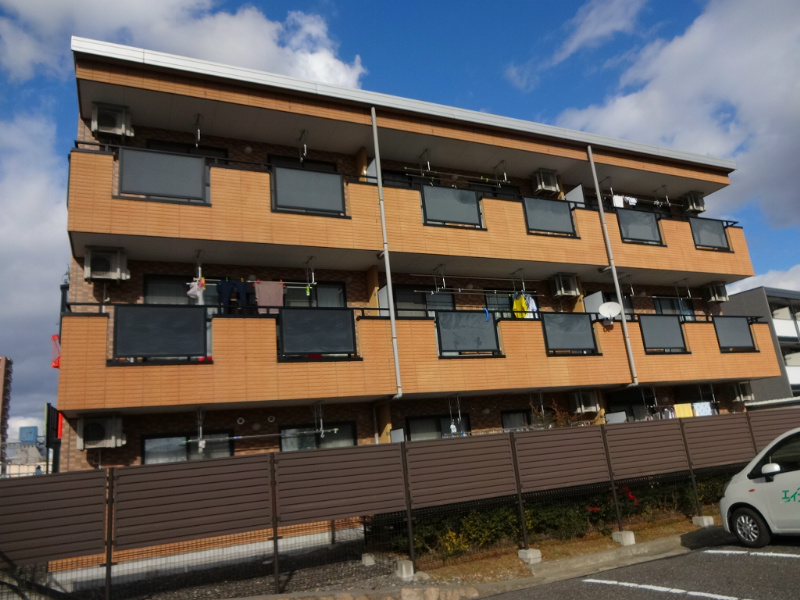 松本市庄内のマンションの建物外観