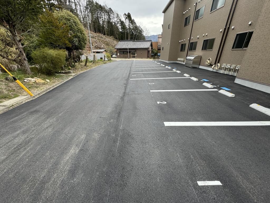 駐車場　見晴らしがよく、運転に自信がない方でも安心して停められます