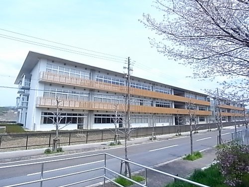 【木津川市城山台のアパートの中学校】