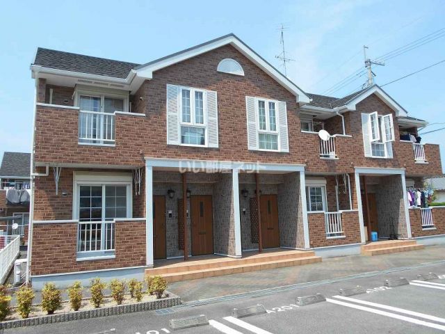 四国中央市豊岡町長田のアパートの建物外観
