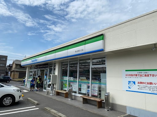 コンビニ　ファミリーマート（コンビニ）まで405m