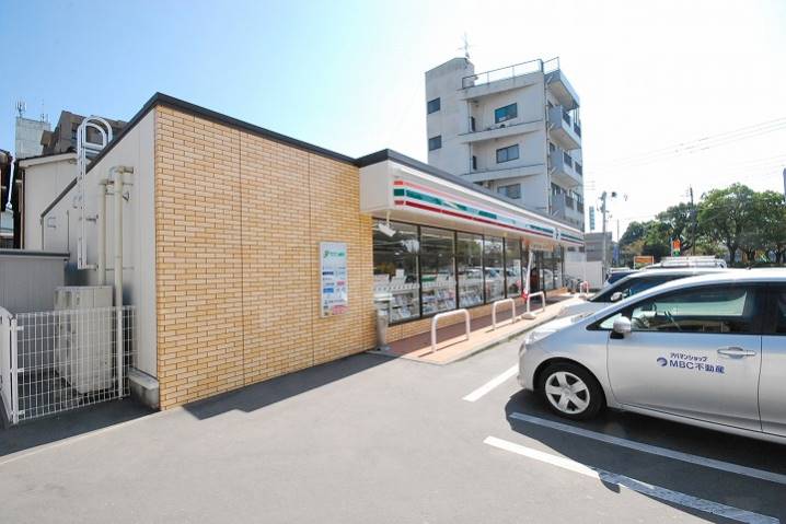 コンビニ　セブンイレブン鹿児島甲突町店（コンビニ）まで180m