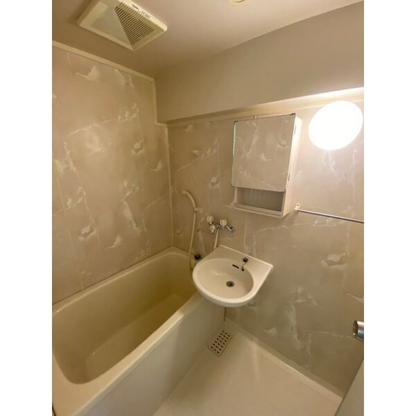 バス・シャワールーム　反転