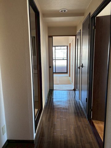 その他部屋・スペース　玄関から和室を見た様子です