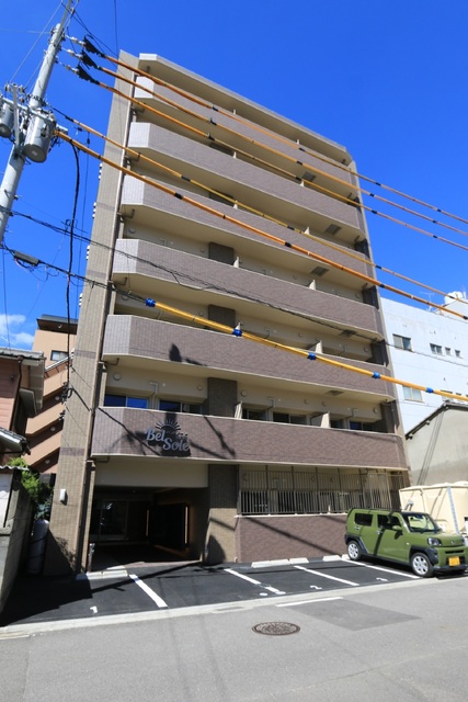 松山市北立花町のマンションの建物外観