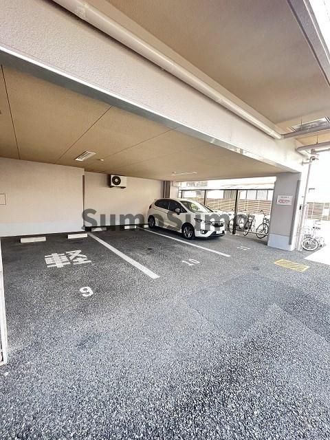 駐車場　駐車場があるので、車を買う予定の方も安心です