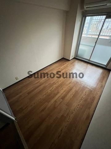 その他部屋・スペース　落ち着いた色調の寝室です