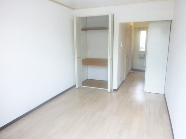 居室・リビング　白フローリングに変わってます♪