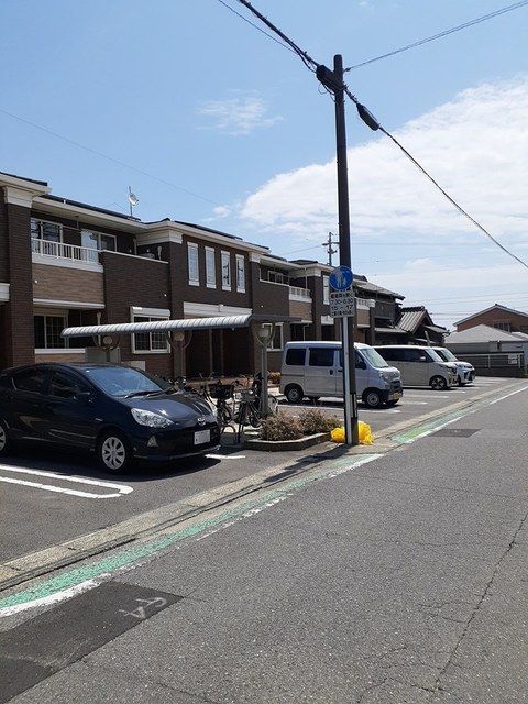 【碧南市善明町のアパートの駐車場】