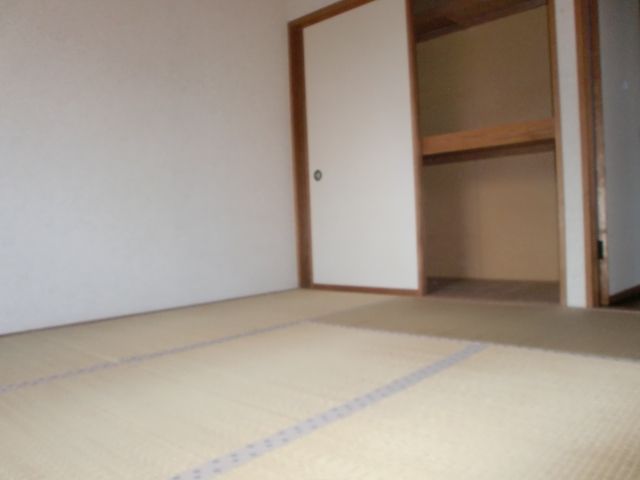 居室・リビング　一部屋あるとうれしい和室で心も和みます
