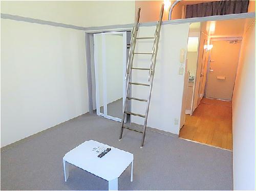 居室・リビング　家具家電が備え付けのお部屋です