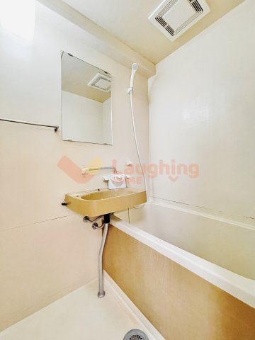 バス・シャワールーム　コンパクトで使いやすいお風呂です