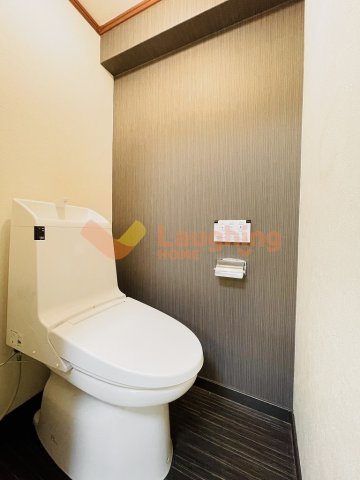 トイレ　落ち着いた色調のトイレです