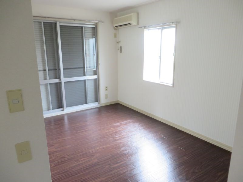 その他部屋・スペース　角部屋で陽光ふりそそぐ明るい室内