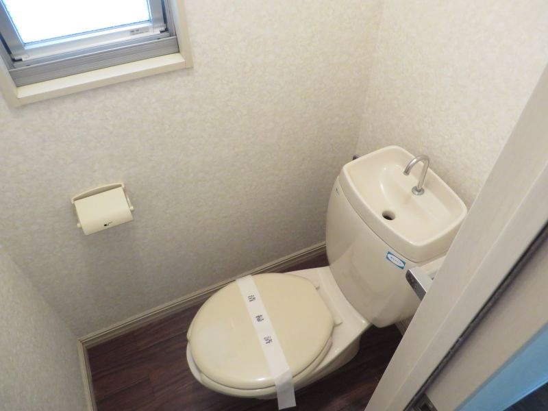 トイレ　窓付きで換気にも配慮されたトイレ