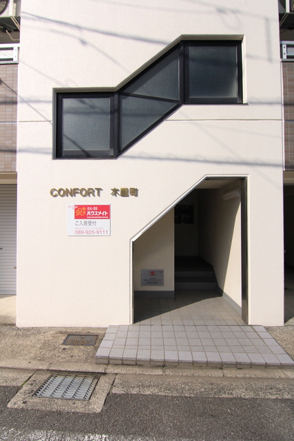 【松山市木屋町のマンションのエントランス】