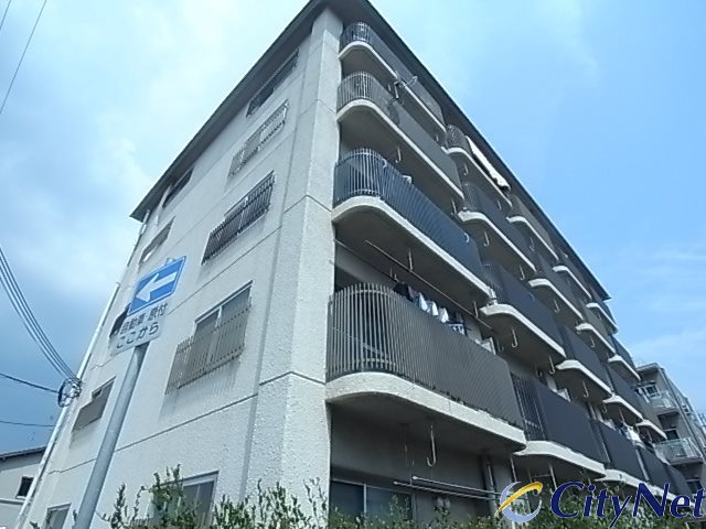 【伊丹市荻野のマンションの建物外観】