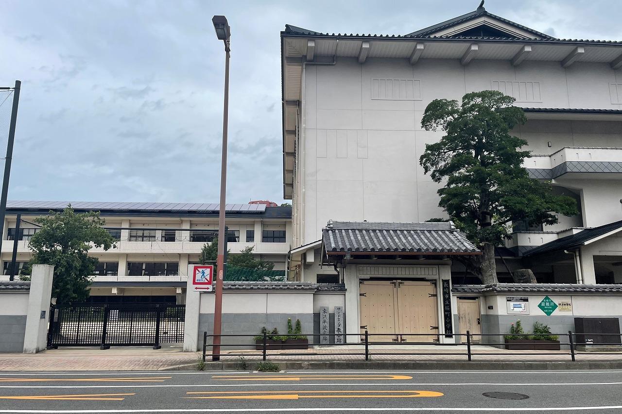 【七福ビル（桶屋町）の小学校】